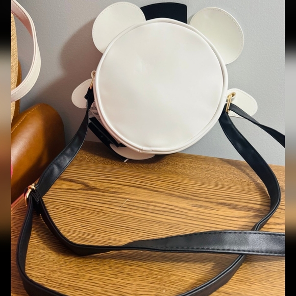 BNWT TikTokViral Disney Bioworld Halloween Mickey Ghost Glow In The Dark Purse - Picture 2 of 2